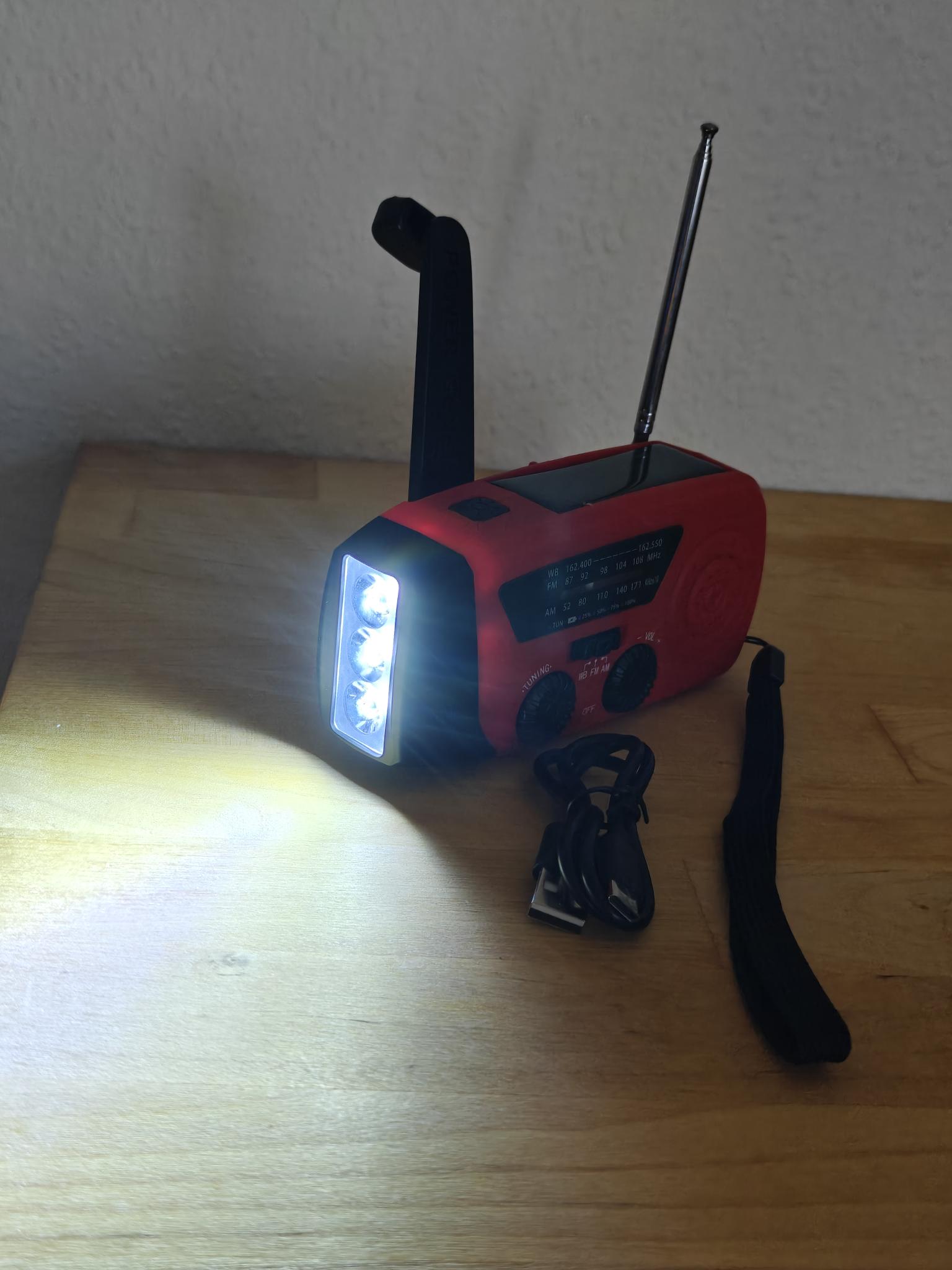 Nødradio med Håndsving, Solcelle - Rød